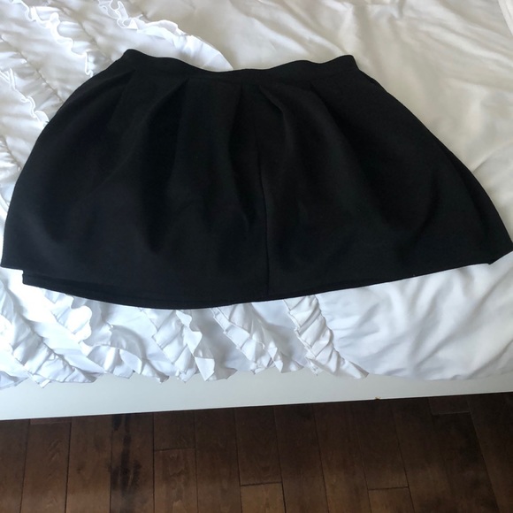 Black skirt - Picture 1 of 2